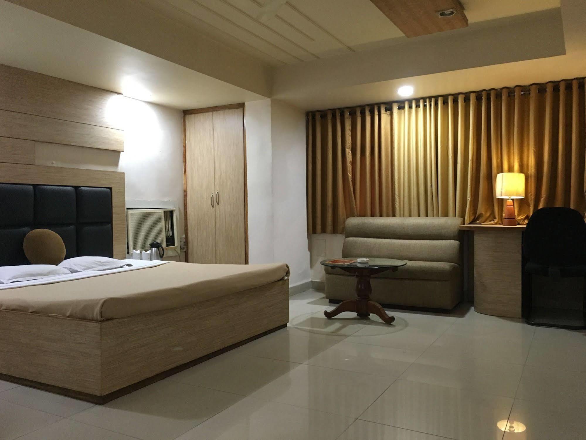 Hotel Grand Arjun Rāipur Exterior foto